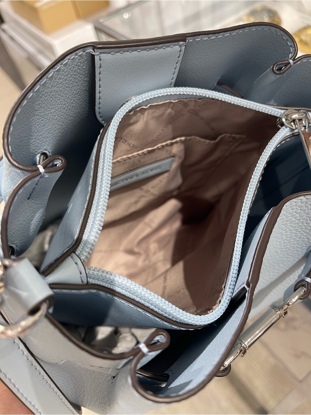 Michael Kors Carson Md Pebbled Leather Convertible Bucket Crossbody Shoulder
NWT - Picture 14 of 16